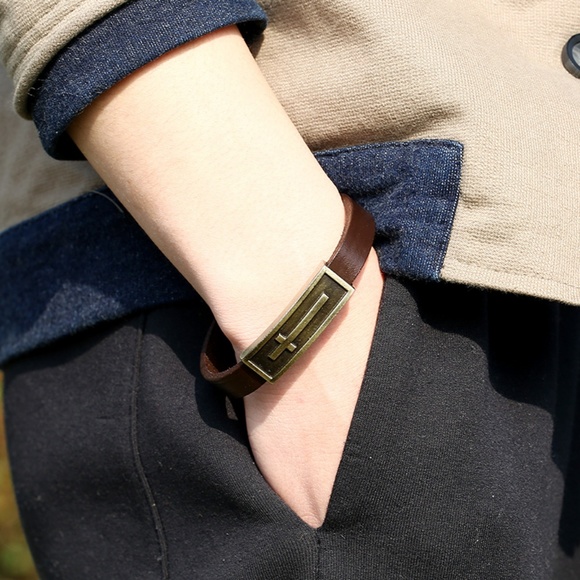 Jesus' Crucifix Leather Bracelet - Picture 5 of 5